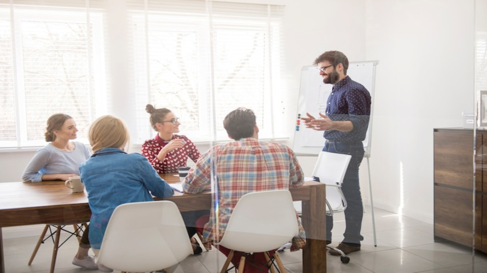 Comunicación efectiva Mantener una comunicación eficiente con los colaboradores es clave para fortalecer los vínculos, eliminar errores en los equipos de trabajo.
