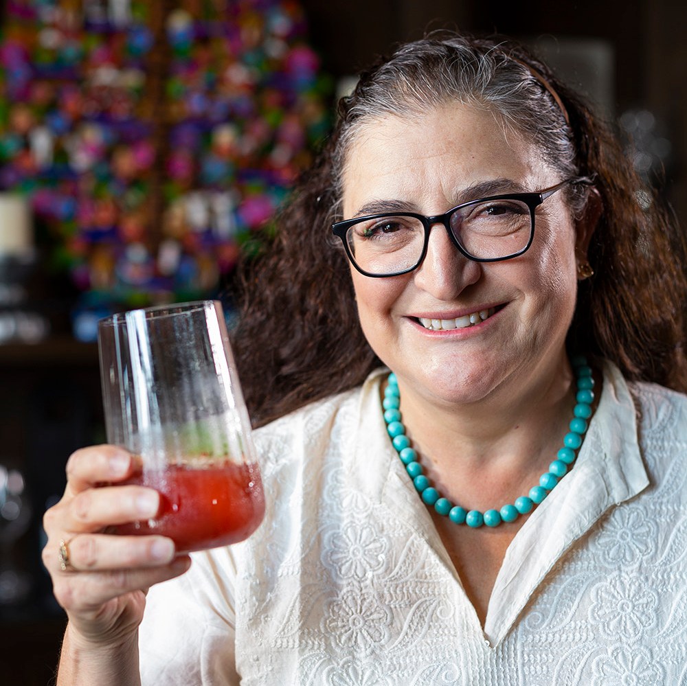 Lorena Carreño La historia de Lorena Carreño en el negocio del mezcal tomó impulso en el 2020, hoy exporta a Estados Unidos, Alemania, Rusia, Japón y España.