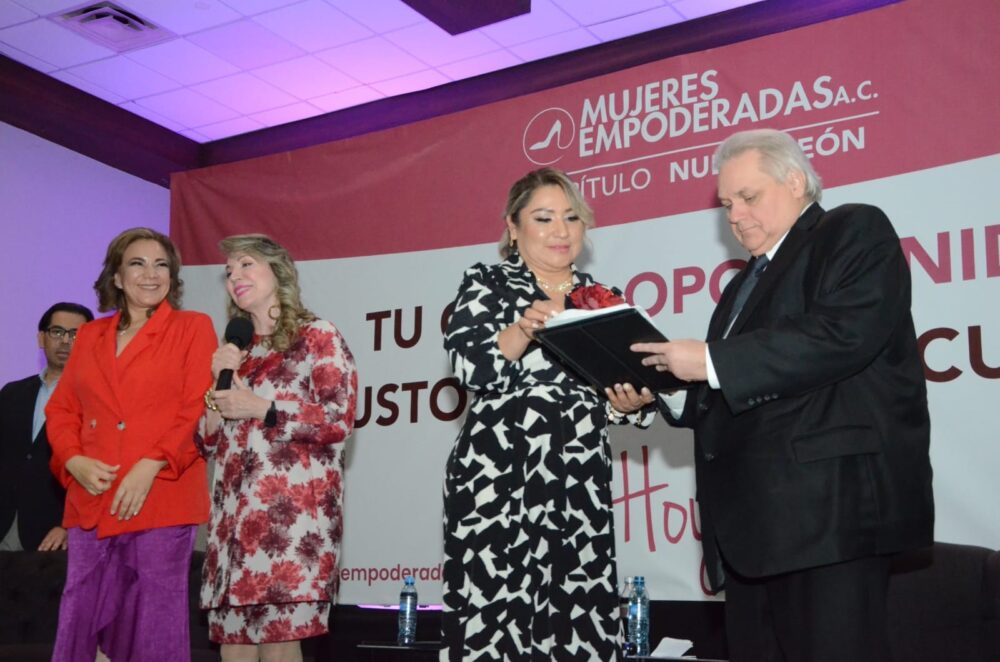 Carlos Bremer se unió a la alianza que firmaron la AMMJE y la asociación Mujeres Empoderadas para impulsar el desarrollo de las mujeres como empresarias. 