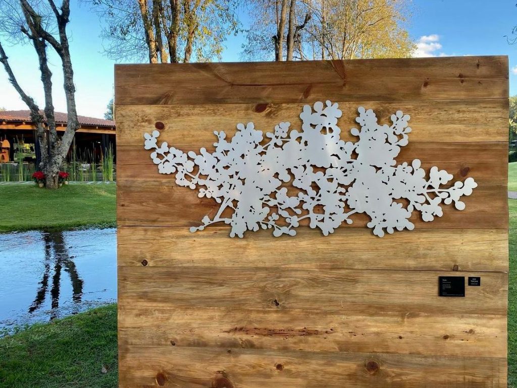 La práctica de Roxanna Huerta, artista abstracta y diseñadora, es impulsada por las múltiples dimensiones de los paisajes que la rodean y el interés por convertir espacios con estilo.
