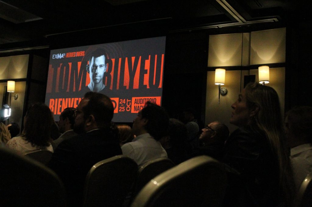 Jóvenes asistieron a la charla con Tom Bilyeu.