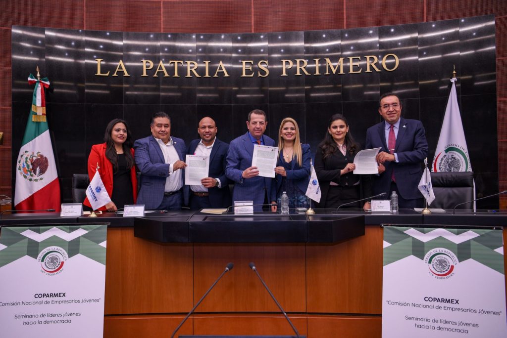 Firma de convenio entre empresarios y gobierno para disminuir el consumo de alcohol