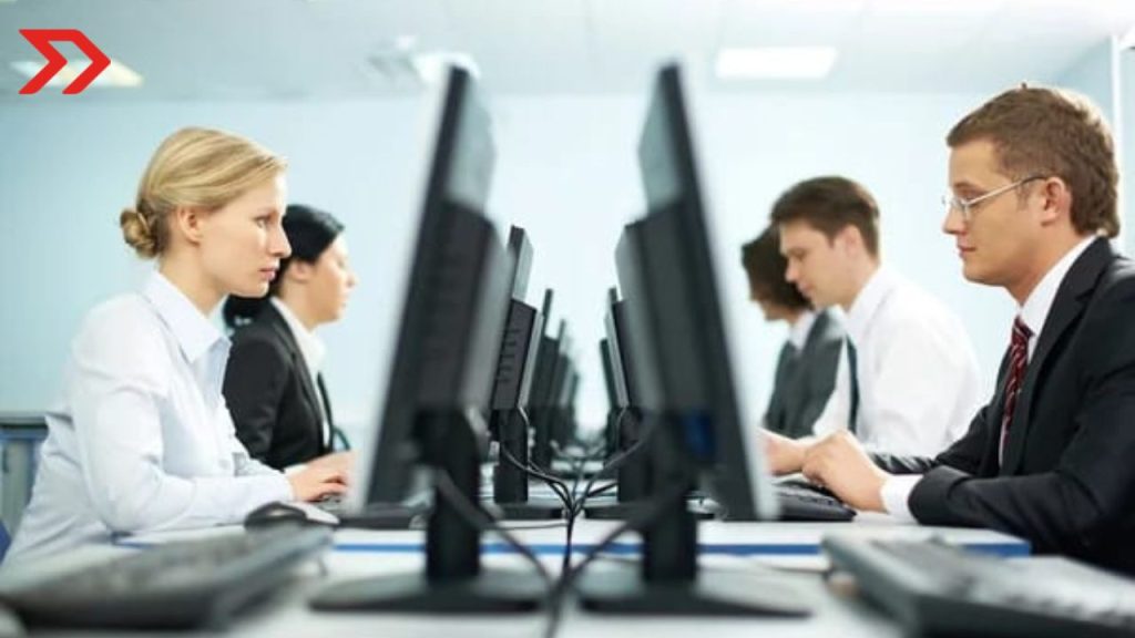 Conocido también como “hacking de sombrero blanco”, el hacking ético se refiere a la práctica de identificar y solucionar vulnerabilidades de seguridad
