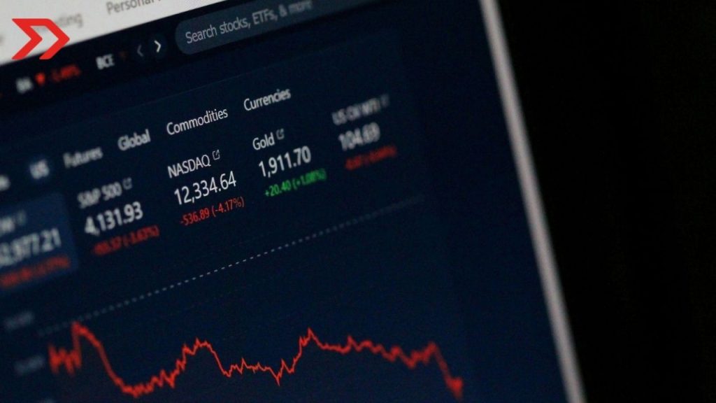 Day trading y swing trading, dos estilos con enfoques opuestos. Conoce cuál se ajusta mejor a tu perfil y objetivos financieros.