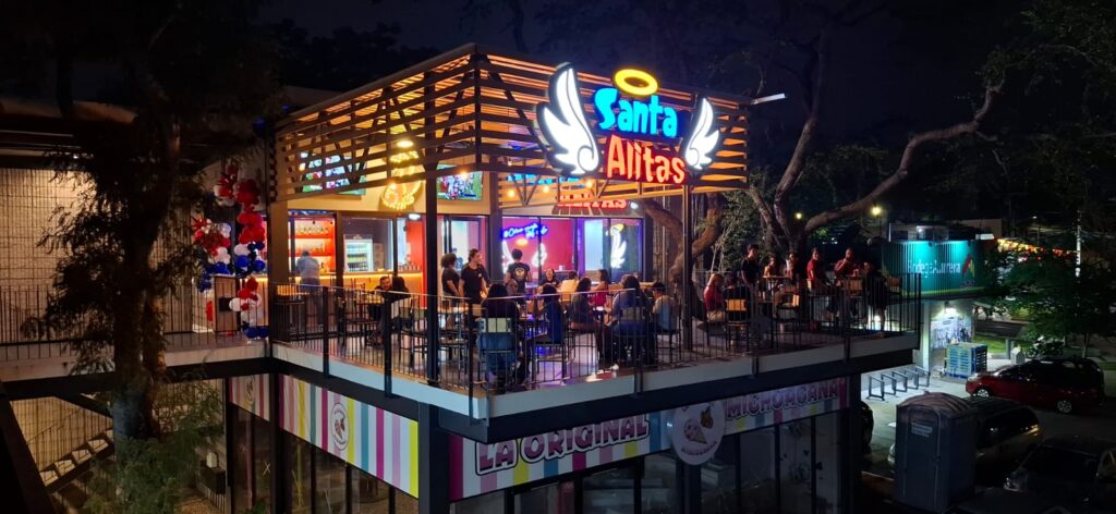 Tras un año lleno de logros, Santas Alitas arranca el 2025 con un enfoque claro y ambicioso: seguir consolidándose como la cadena de alitas más importante de México.