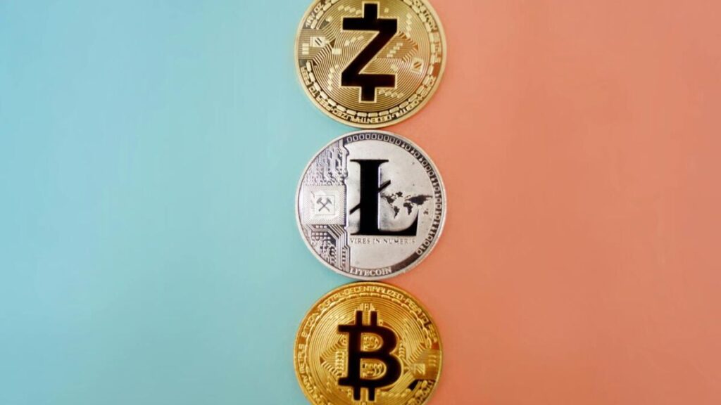 Los traders pueden abrir posiciones largas (comprar) si esperan que el precio suba, o cortas (vender) si esperan que baje