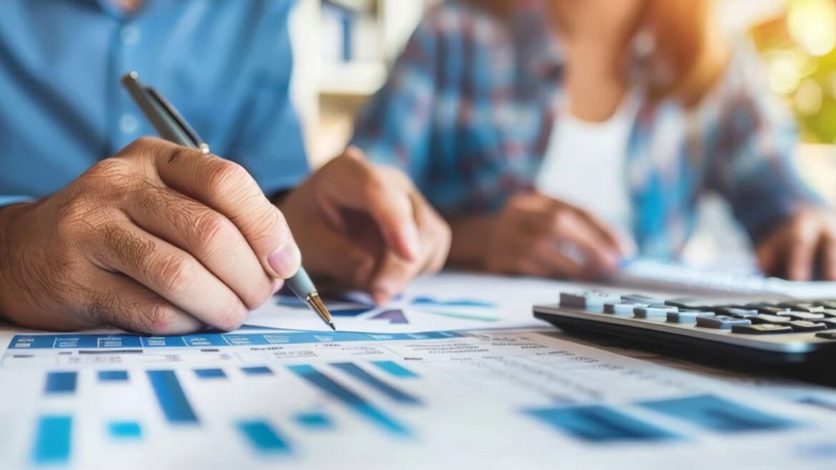 ALTOUR trabaja de la mano con sus clientes para ofrecer reportes detallados y  asesoramiento estratégico lo que facilita la optimización