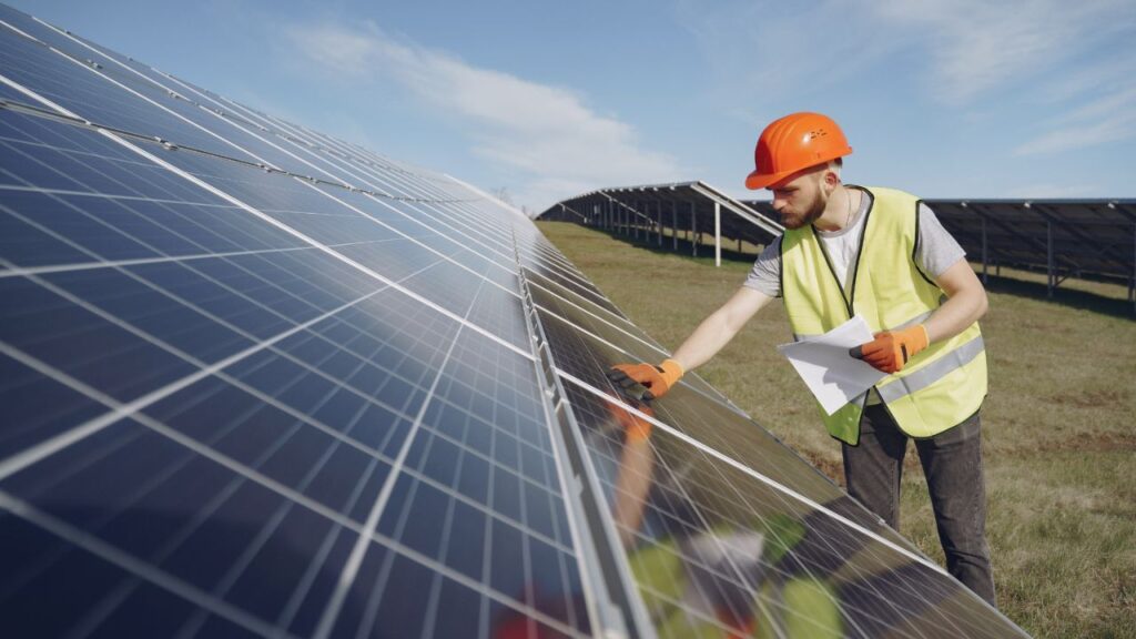 la instalación de paneles solares es una inversión con altísimo impacto positivo para tu negocio y para el planeta.