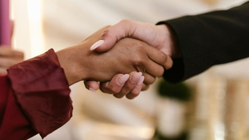 Un CRM es la clave para entender a tus clientes y potenciar tu negocio. Descubre cómo esta herramienta centraliza datos, optimiza ventas y marketing, y fideliza clientes para un crecimiento imparable.