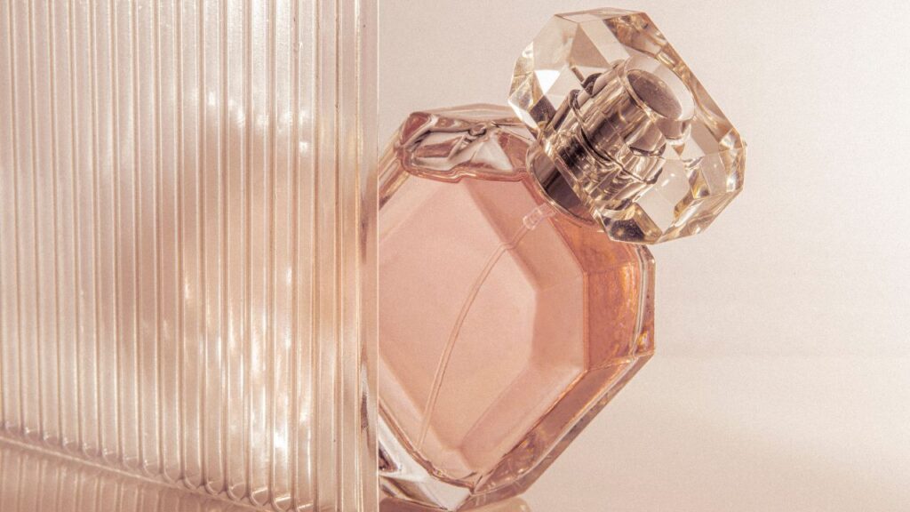 El perfume es una parte esencial de nuestra imagen. Descubre que perfumes puedes usar para destacar en tu vida profesional.