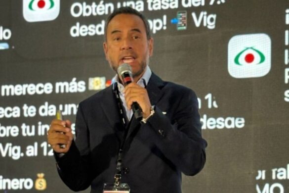Juan Carlos Arroyo de Banco Azteca y Elektra revela en el Congreso de Mercadotecnia 2025 los avances digitales.
