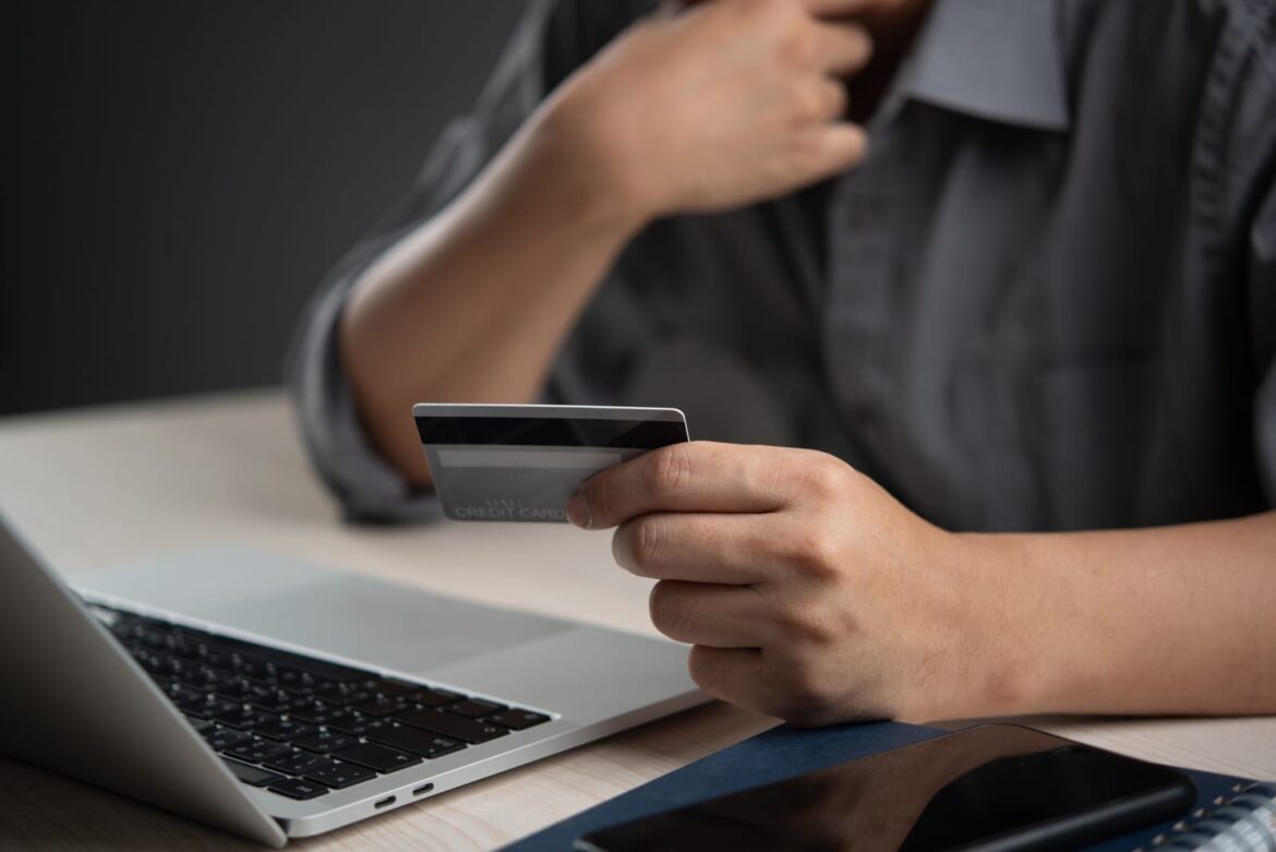 Una pasarela de pago es una plataforma tecnológica que permite a los comercios electrónicos procesar pagos en línea de manera segura.