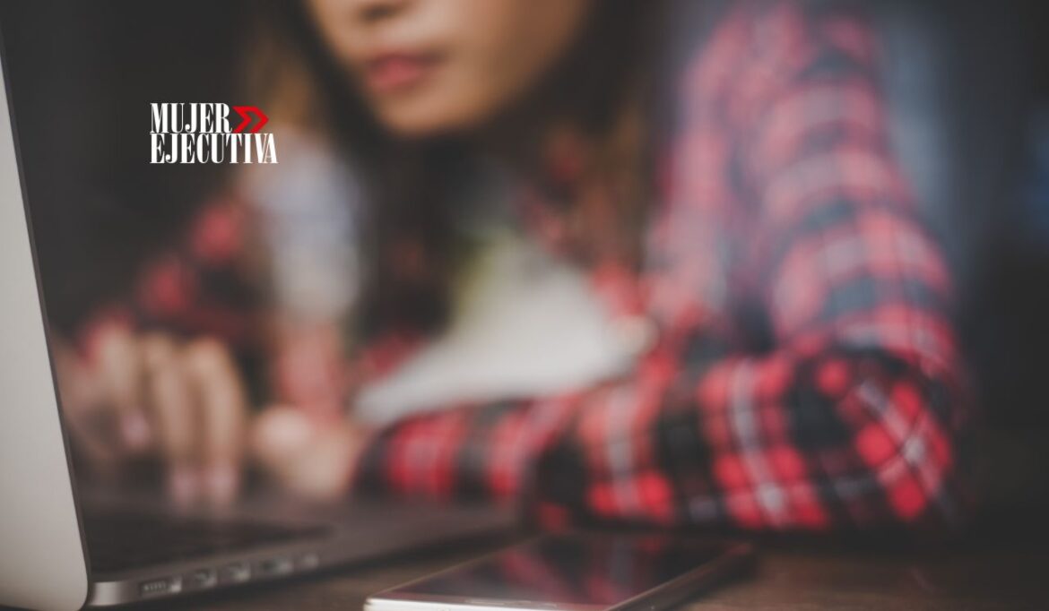 7 tipos de violencia digital que pueden enfrentar mujeres, jóvenes y niñas en redes sociales