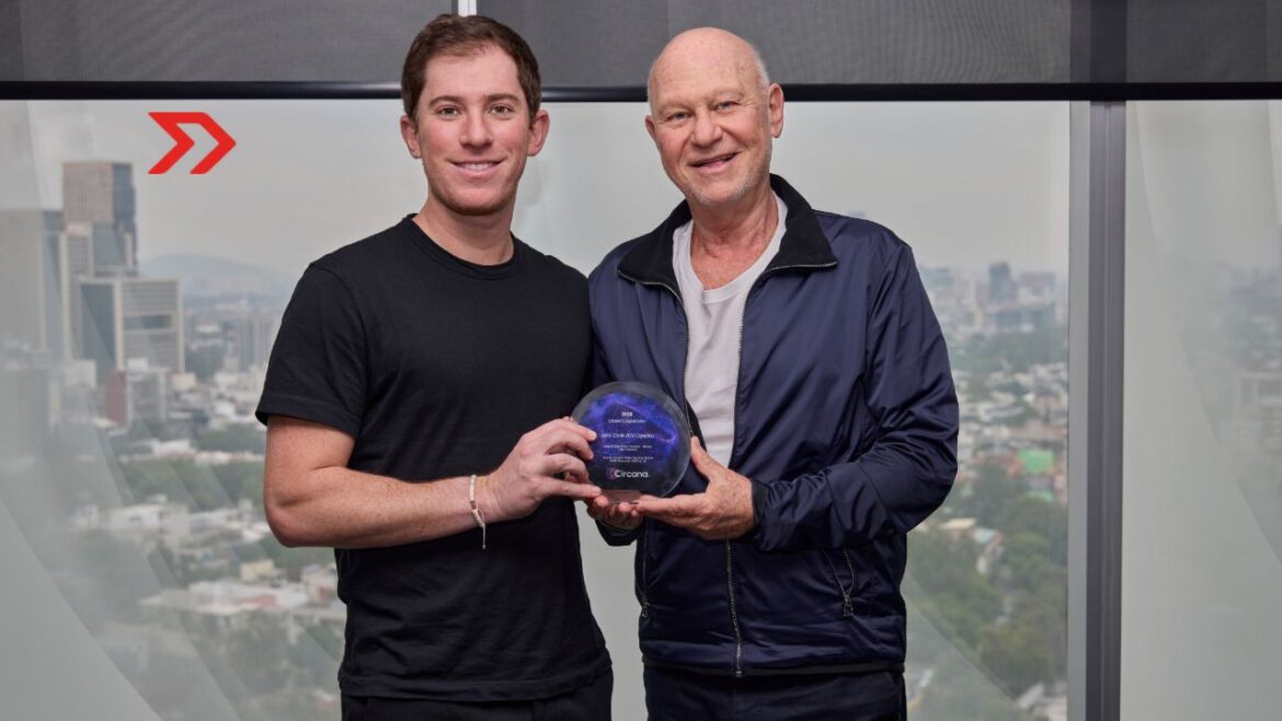 Jade Cook es reconocida con el premio Largest Peso Share Increase México